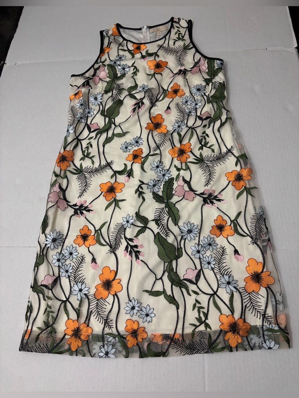 Etcetera
Embroidered cocktail dress size 6
